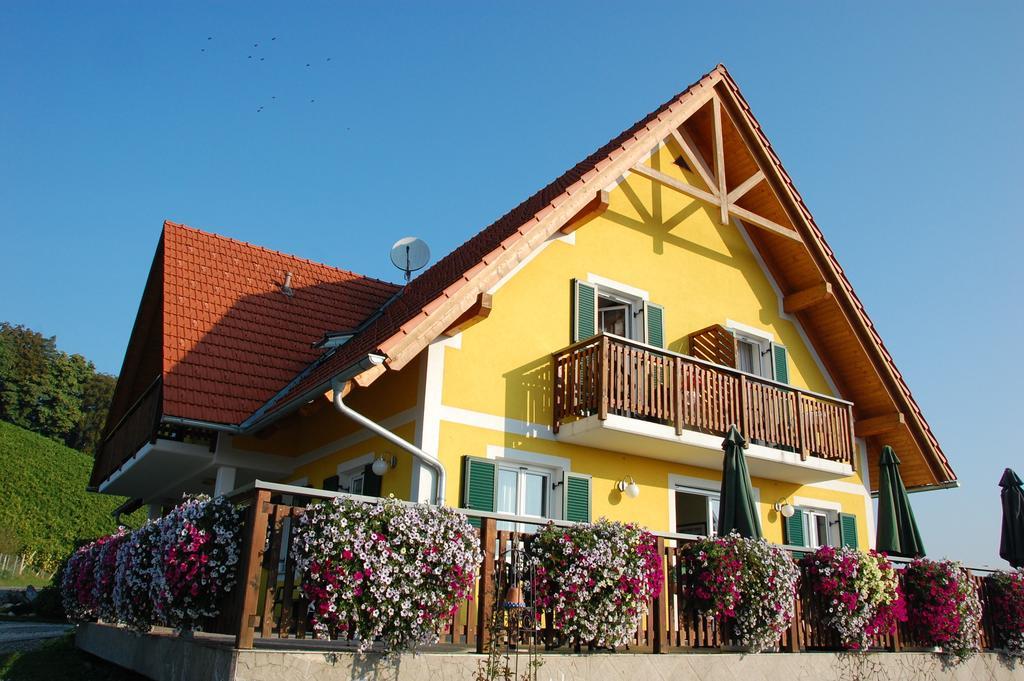 Homestay Weingut-Gaestehaus Birnstingl